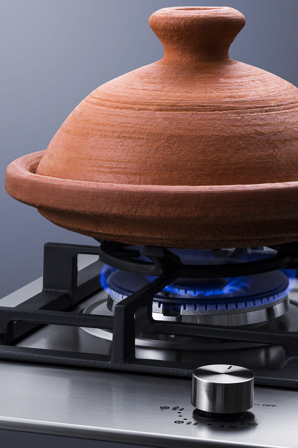 1-burner gas cooktop made in Italy with a sealed dual-burner, cast iron grate, and a 304 grade stainless steel surface